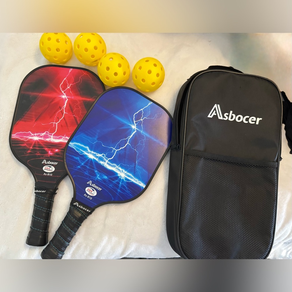 Asbocer Pickleball Set. 2 paddles and 4 balls with carrying case. New